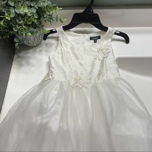 Girls white flower girl dress 💍